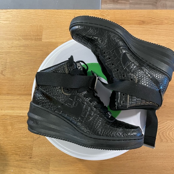 Nike Women's Black Textured Sneakers - Picture 6 of 8